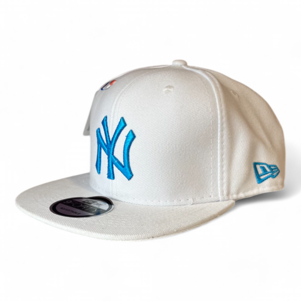 Gorra New Era Blanca con Celeste - Imagen 3