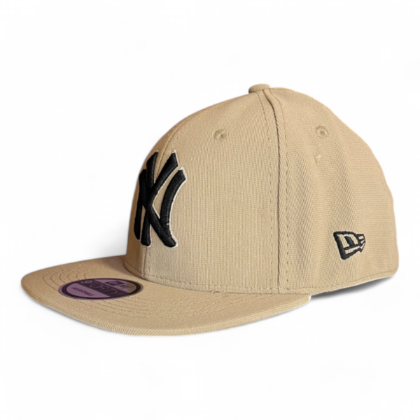 Gorra New Era Beige con Negro - Imagen 3