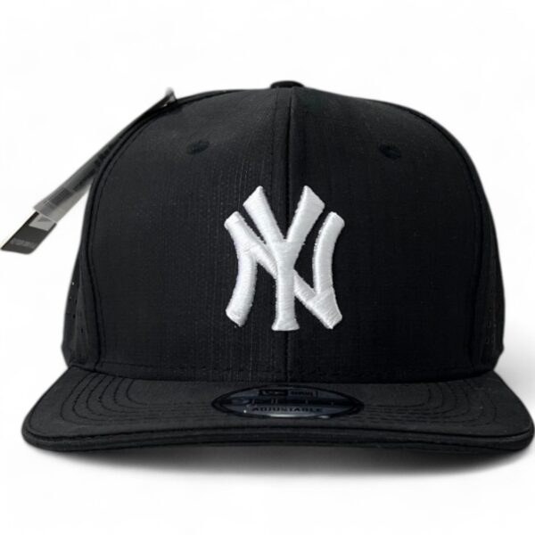 Gorra New Era Negra con Blanco