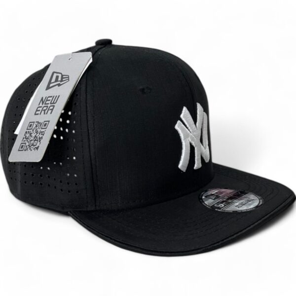 Gorra New Era Negra con Blanco - Imagen 3