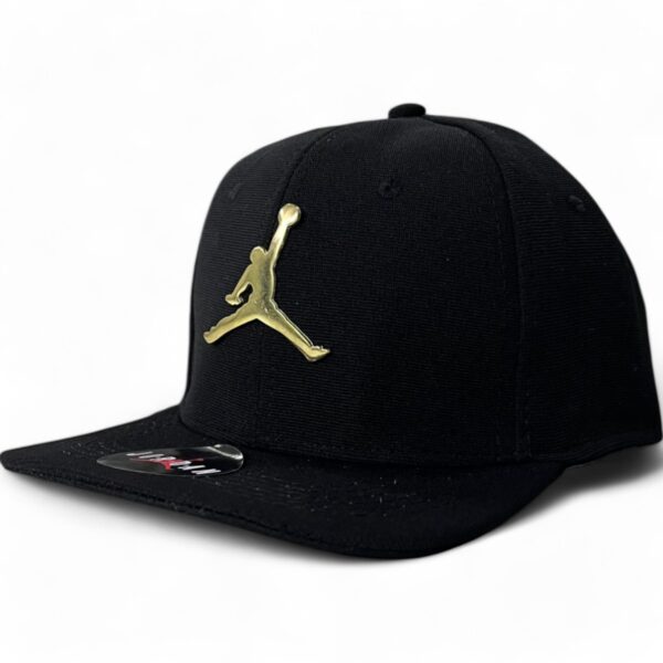 Gorra Jordan Negra con Dorado - Imagen 3