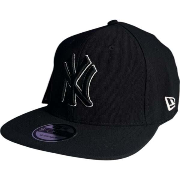 Gorra New Era NY Negra con Negro - Imagen 2