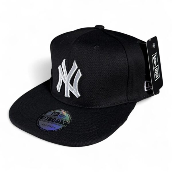 Gorra New Era NY Negra con Blanco