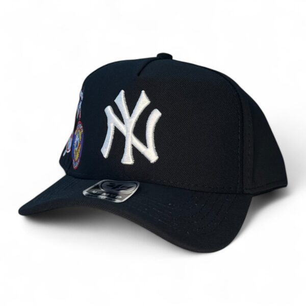 Gorra New Era NY Negra con Blanco visera roja