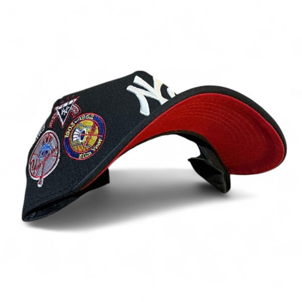Gorra New Era NY Negra con Blanco visera roja - Imagen 3