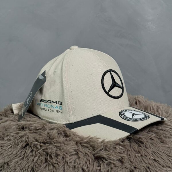 Gorra Mercedes-Benz Beige con Negro - Imagen 2