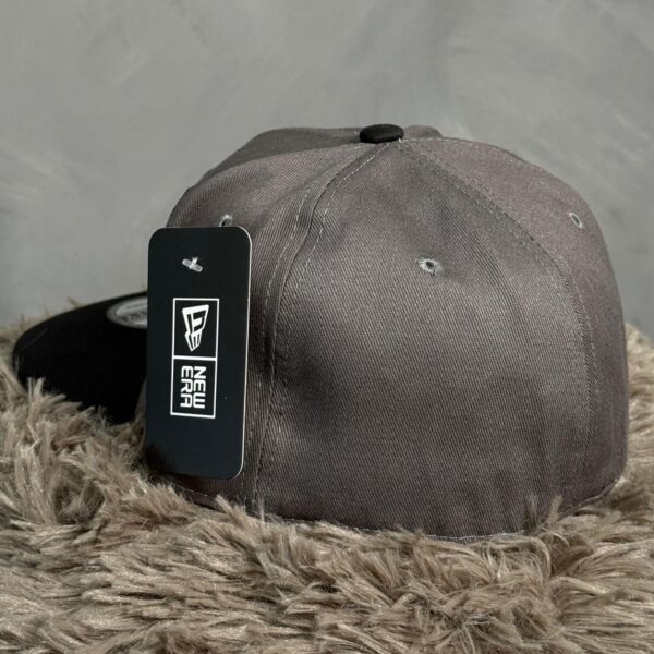 Gorra New Era Gris Claro con Blanco - Imagen 3