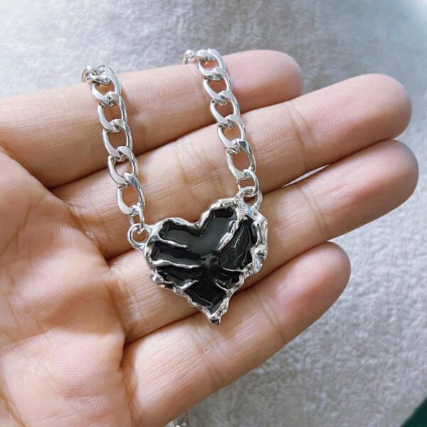 Collar Corazón con espinas negro - Imagen 2