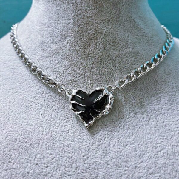 Collar Corazón con espinas negro