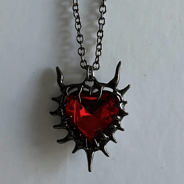 Collar corazón con espinas negras - Imagen 2