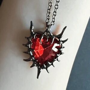 Collar corazón con espinas negras