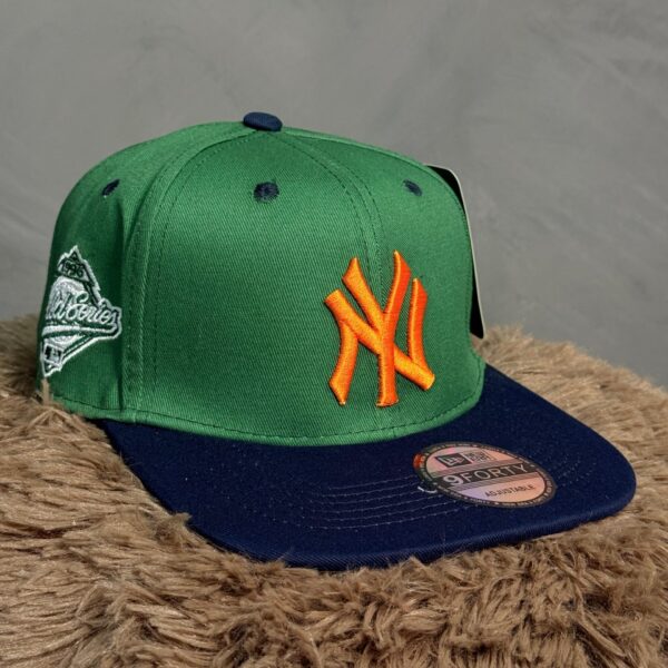 Gorra Verde con Azul y Naranja New Era - Imagen 2