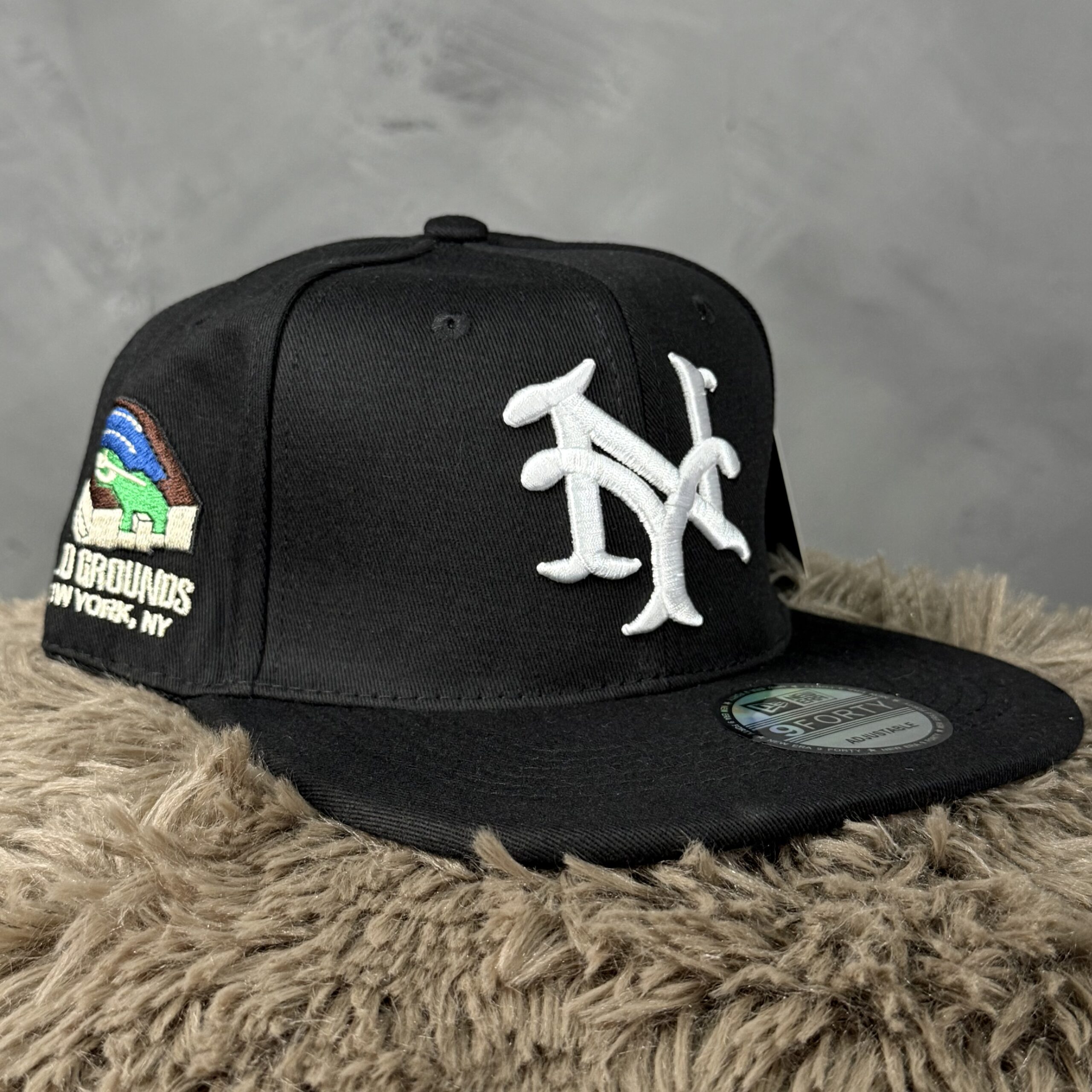Gorra New Era 9FORTY NY negra bordado blanco - Imagen 2