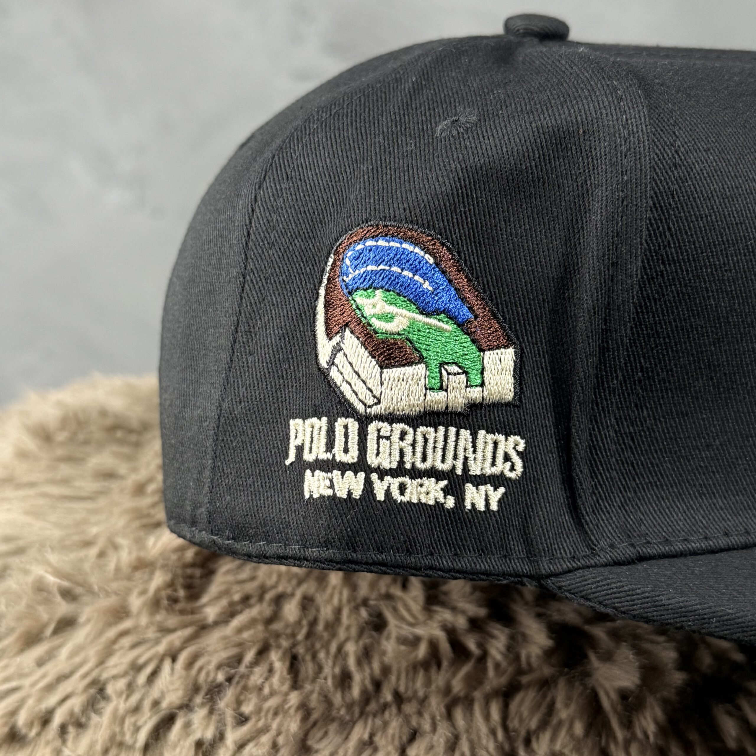 Gorra New Era 9FORTY NY negra bordado blanco - Imagen 3