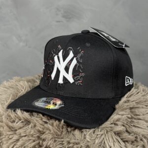 Gorra New Era NY negra diseño floral