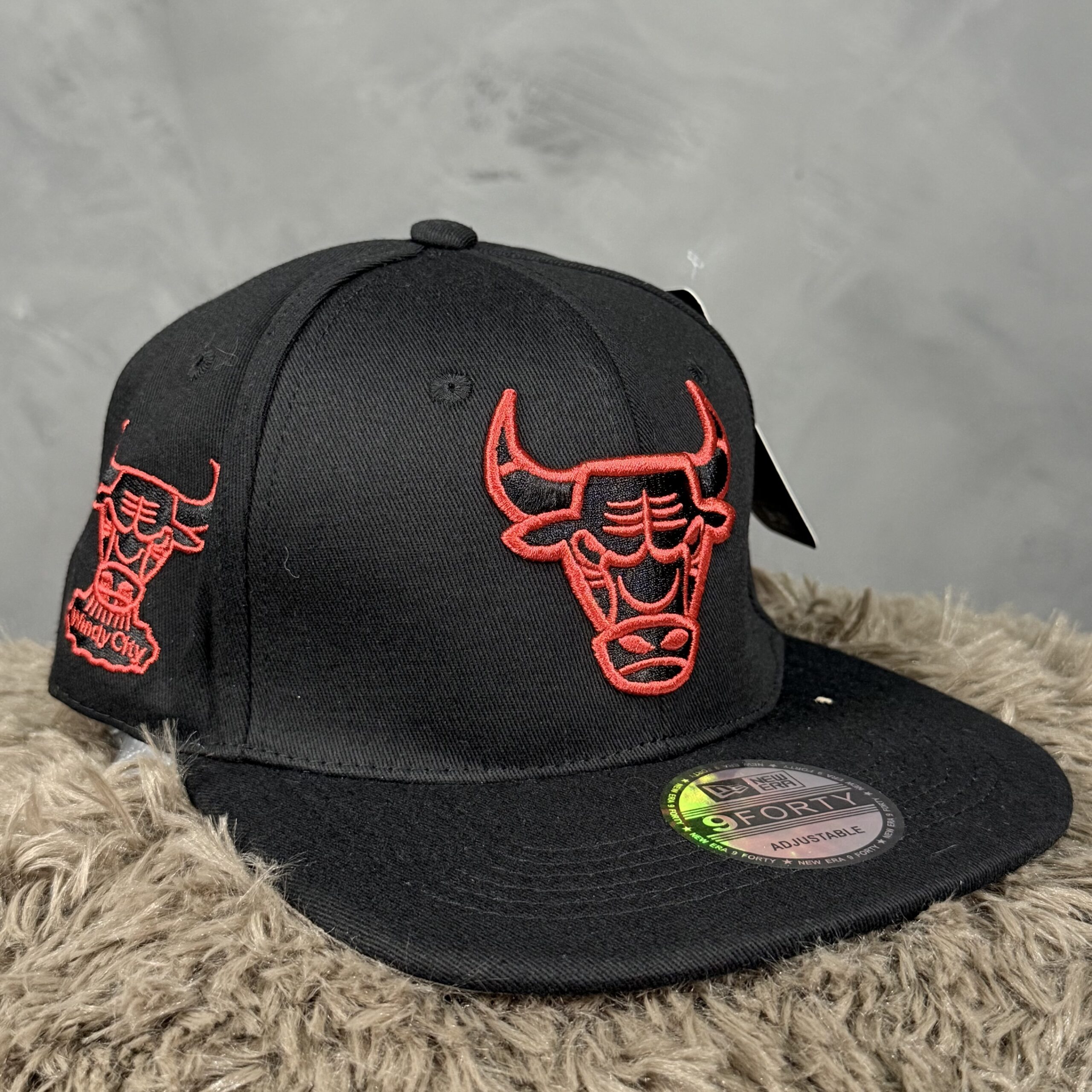 Gorra Chicago Bulls Negra Bordada Rojo - Imagen 2